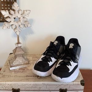 Nike Kyrie Low 4TB (Black)